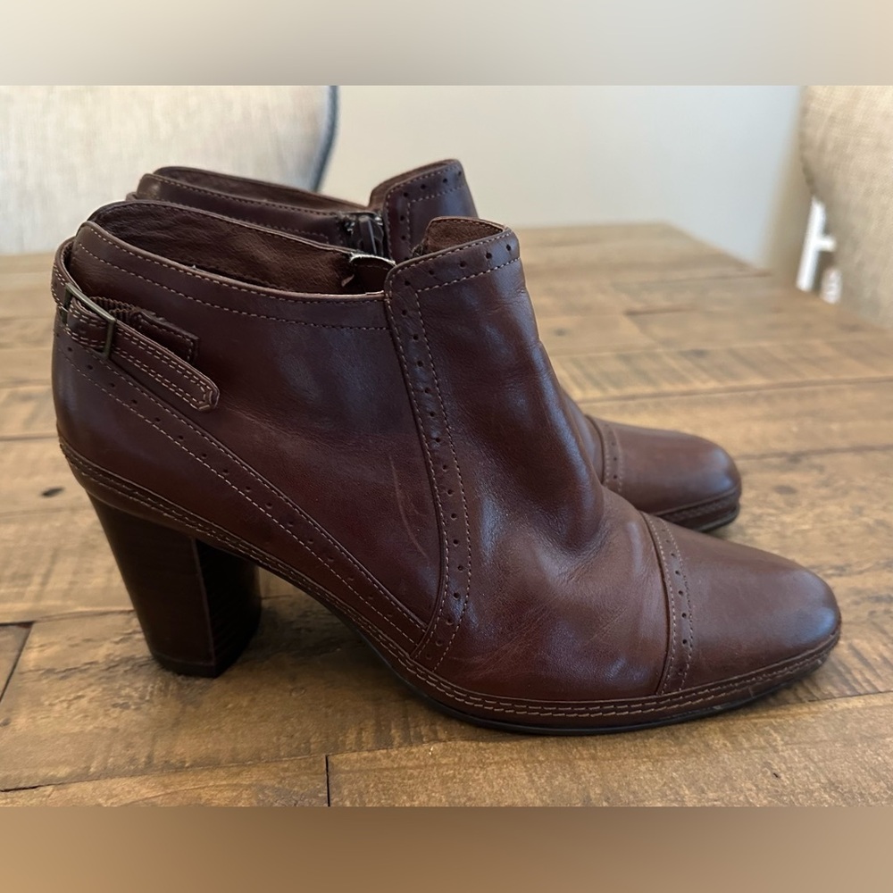 Clarks Artisan Collection Womens Leather Heeled Booties - Size 7.5M